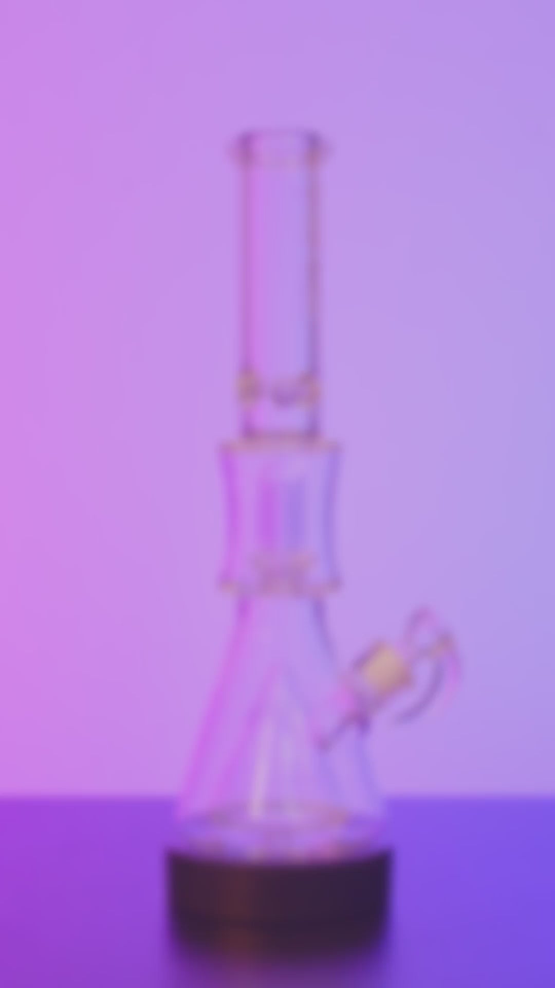 Load video: Hue - Pyramid Water Pipe Clear - 16.25"