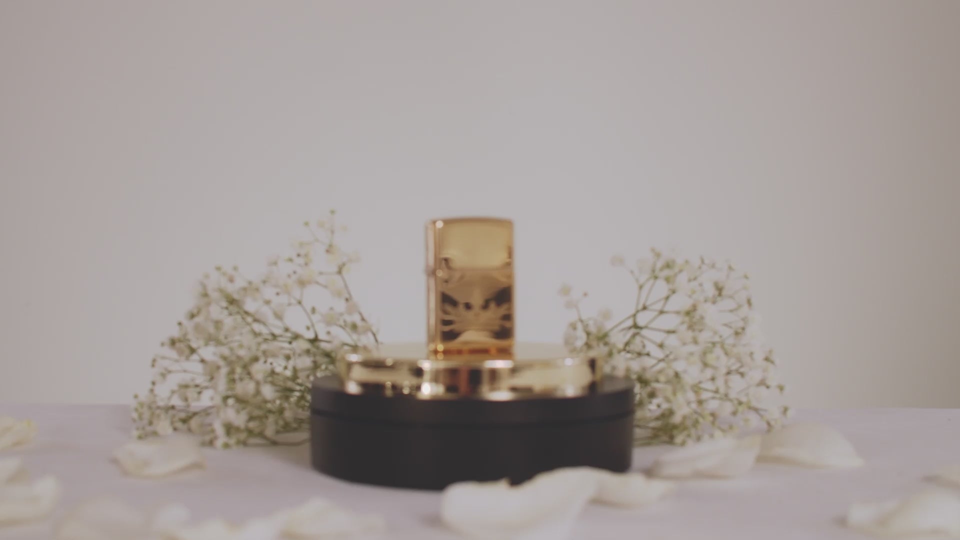 Load video: Queen of Bud Golden Majesty Zippo