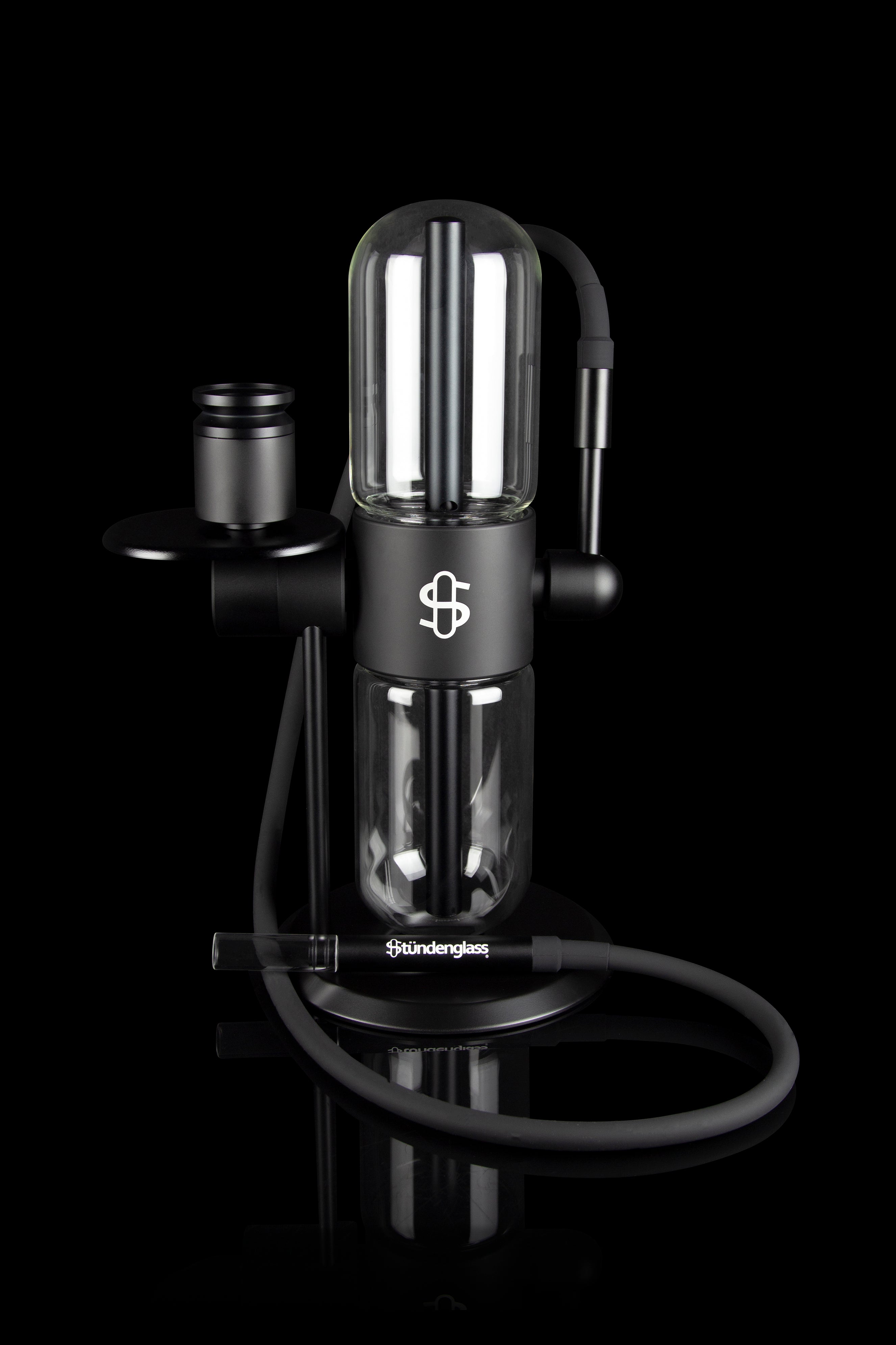 Sünd glass oil rig with black accents and illuminated water chamber.