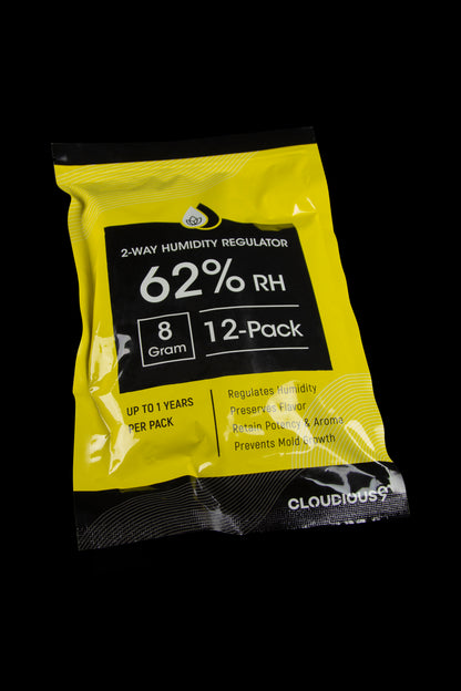 Close-up of a Cloudlouis 2-way humidity regulator packet, displaying “62% RH” and indicating it preserves flavor and prevents mold.