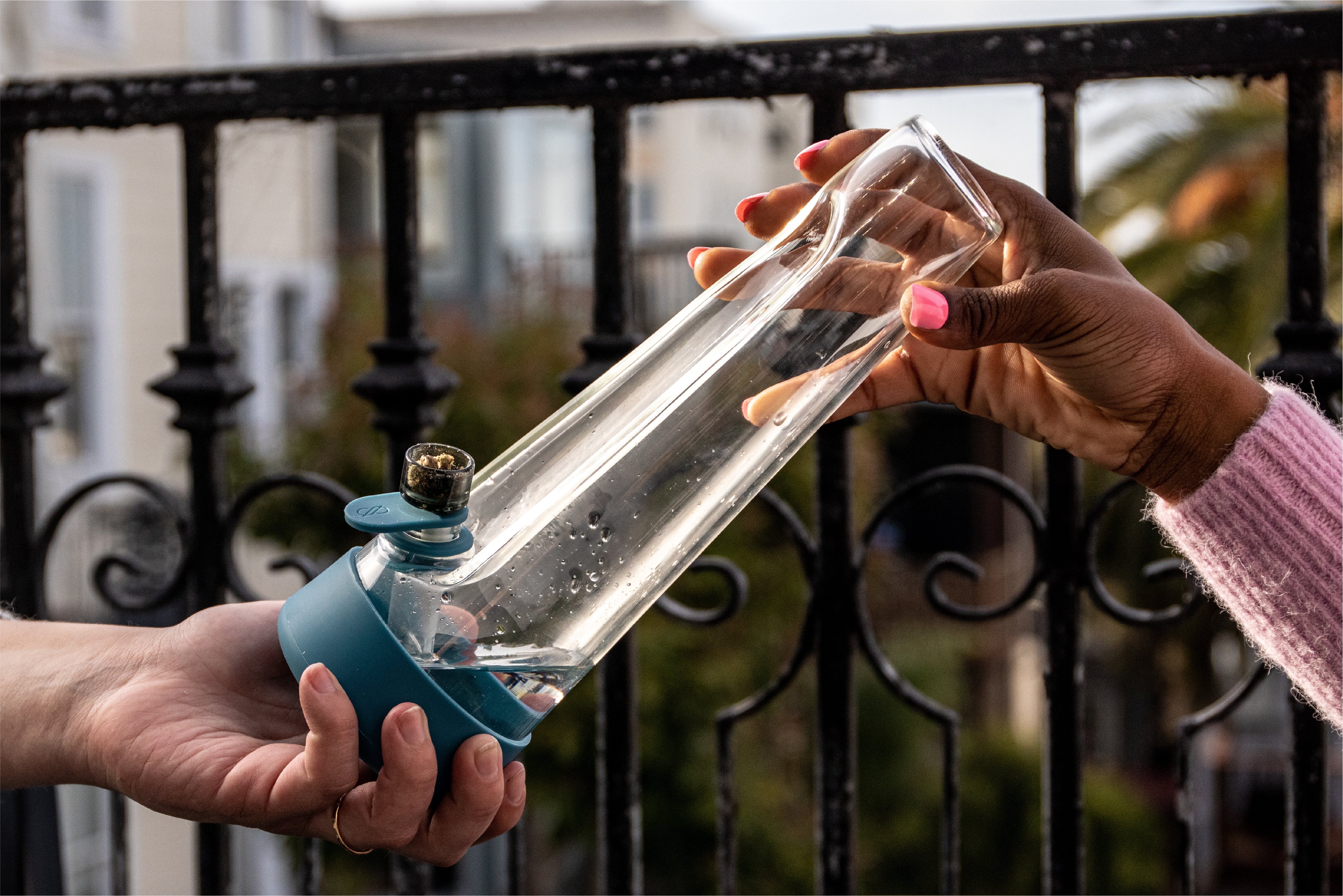 [FEATURE][RIGHT] The Design - The Session Bong is beautiful, functional, and unapologetically simple. Take a deep breath, relax, and enjoy your session.